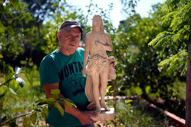 Un escultor recibe críticas en Paraguay por su obra “Cristo afeminado”