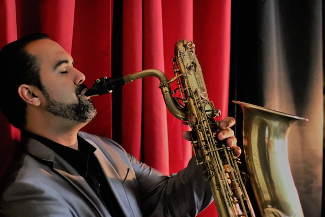 Edgar Abraham lleva el Sax y su Jazz Latino a su barrio