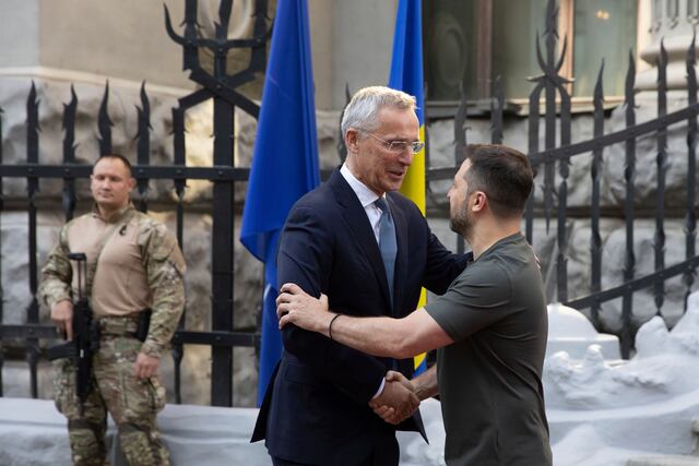 Zelenski se encuentra con el secretario general de la OTAN, pide más ayuda de armas