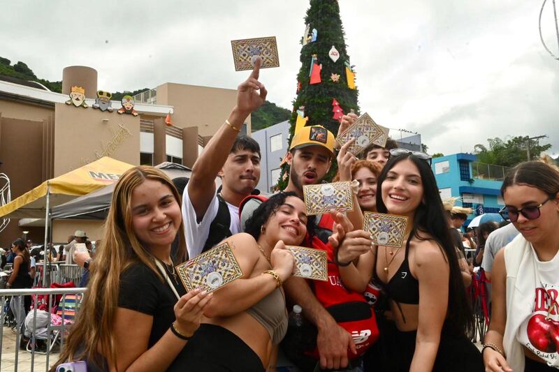 Miles de personas llegaron a los nueve puntos de venta para conseguir el código QR que les permitía comprar los boletos para la residencia de Bad Bunny en el Coliseo de Puerto Rico.
