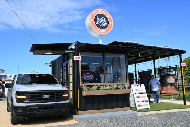 Inaugura su tienda número 12 en Aguadilla con modelo de servicarro