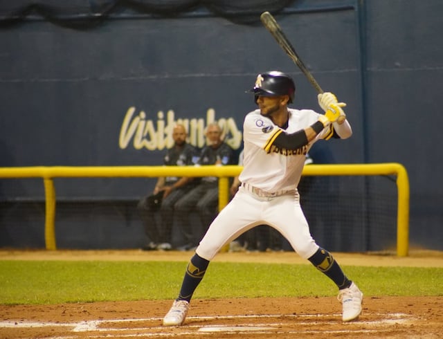 Tiburones extienden racha y Poetas defienden liderato en jornada de la Doble A