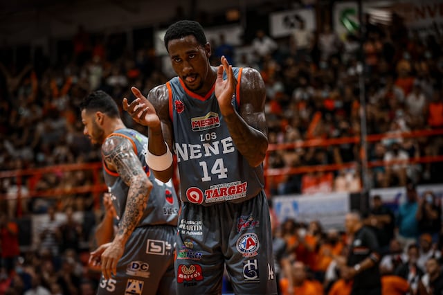 Atléticos defienden “La Cuna” y empatan la serie final contra los Vaqueros