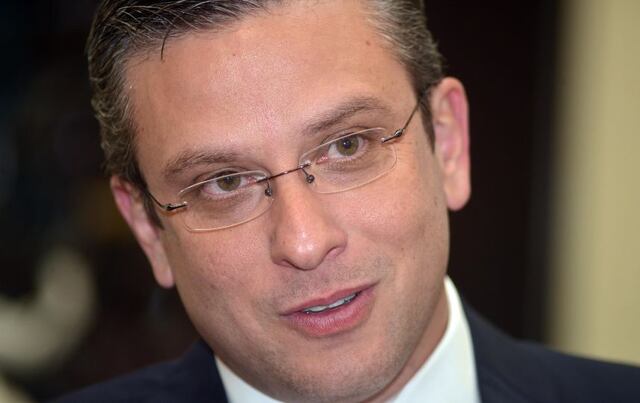 Alejandro García Padilla muestra su nuevo tatuaje