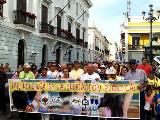 Cientos de docentes marchan para repudiar acciones del gobierno