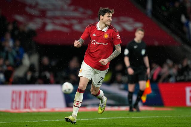Manchester United supera 2-1 al Brentford
