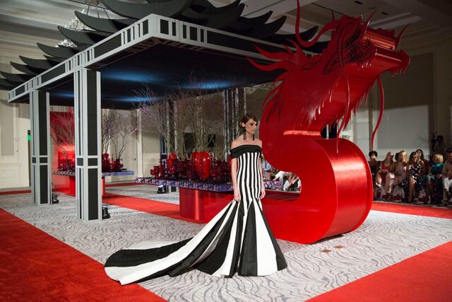 Alta costura y elegancia en la pasarela de Harry Robles