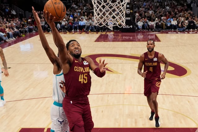 Los Cavaliers vencen 115-105 a los Hornets con su décima victoria consecutiva