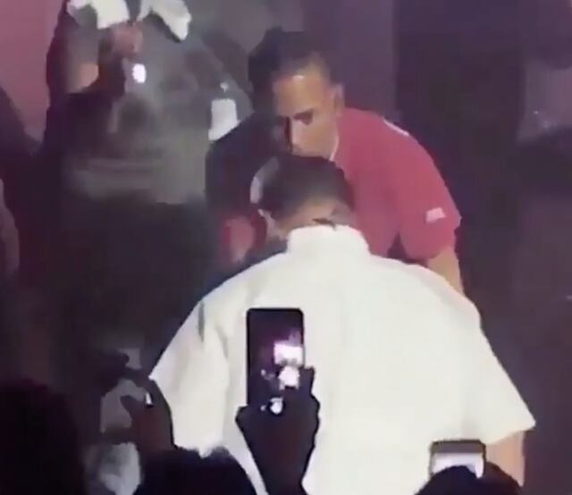 Ozuna golpea con micrófono a hombre en pleno concierto