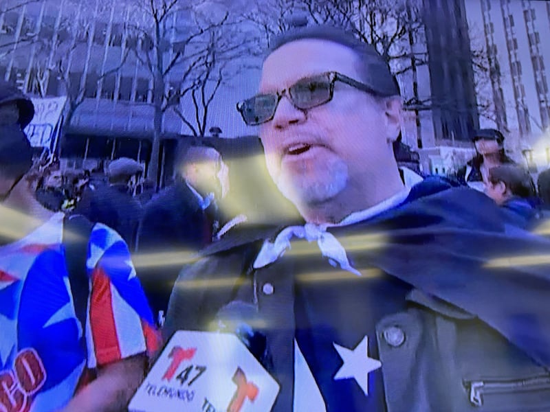 Se manifiestan en contra del expresidente Donald Trump.