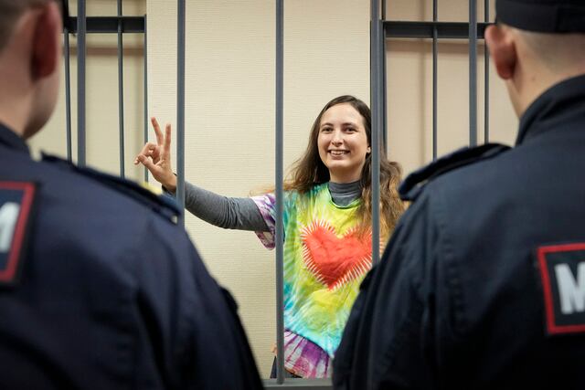 Tribunal ruso condena a siete años de cárcel a artista que denunció guerra