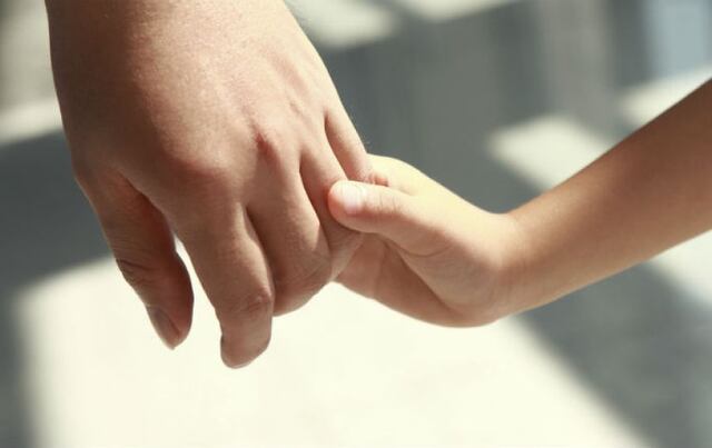 Niños adoptados colman de alegría familia con dos papás