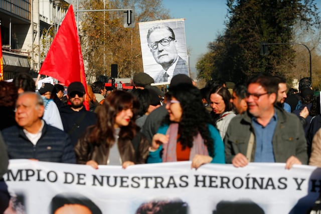 Miles de chilenos marchan al cementerio 53 años después del golpe de Estado para recordar a víctimas