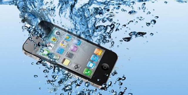 ¿Qué hacer si el teléfono se cae al agua?