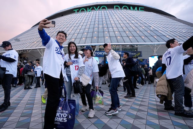 Fotos: Así disfrutaron en Japón el partido entre los Dodgers y los Cubs