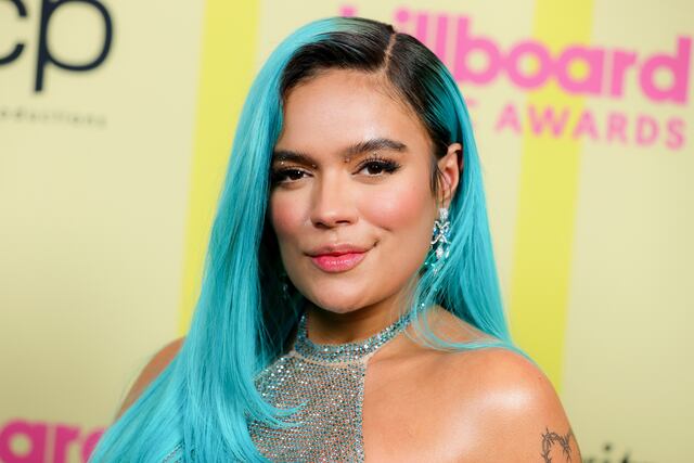 Karol G regala boletos a joven que prefirió estudiar a ir al concierto