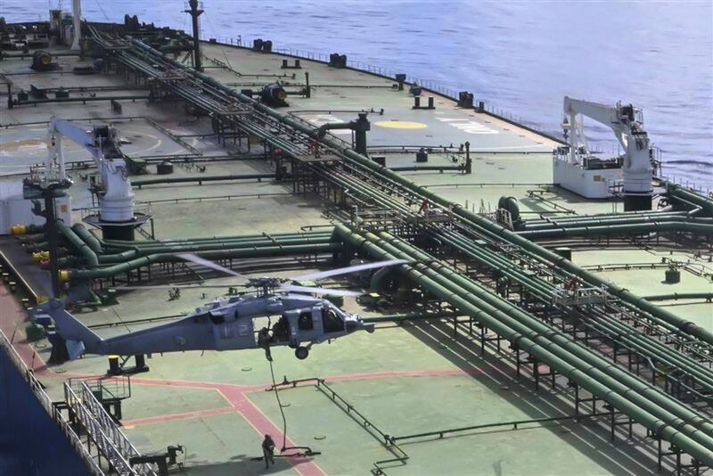 Imagen distribuida este jueves por el Departamento de Guerra de Estados Unidos en X, donde informó que durante la noche fuerzas estadounidenses realizaron una interdicción marítima y abordaje del buque sancionado M/T Majestic X, sin bandera, en el Océano Índico bajo responsabilidad de INDOPACOM. Aseguró que continuará la aplicación marítima global para interceptar redes ilícitas vinculadas a Irán dondequiera operen y negar acceso marítimo a actores sancionados y sus buques.