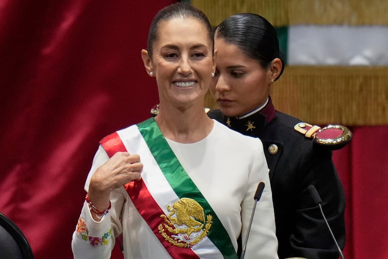 Claudia Sheinbaum con la banda presidencial en la ceremonia de toma de posesión como primera presidenta de México en Ciudad de México. (AP Foto/Eduardo Verdugo)