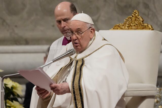 El papa dice que “nuestros corazones están en Belén” en misa de Nochebuena