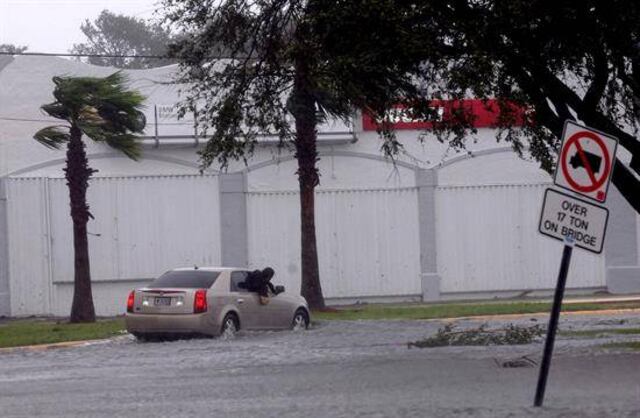 Harvey a punto de convertirse en huracán categoría tres