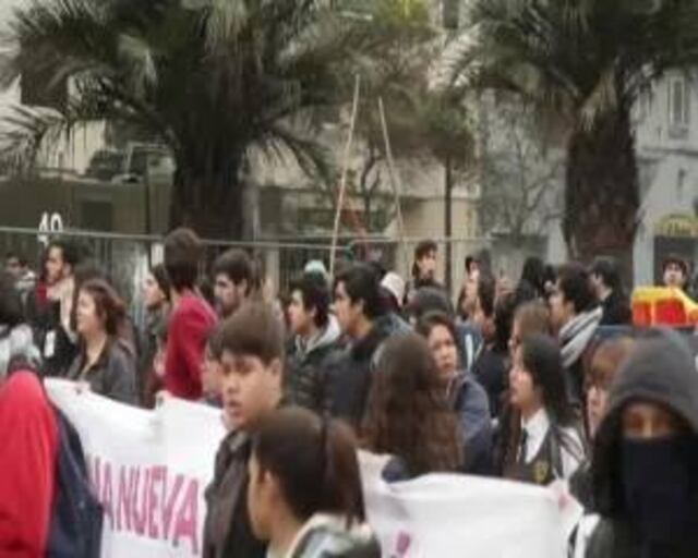 Marchas de estudiantes chilenos dejan al menos 50 detenidos