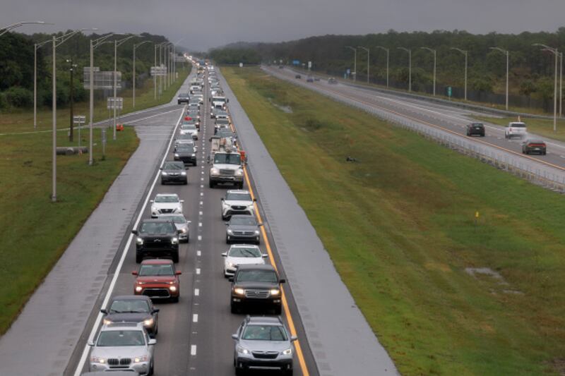 Cientos de vehículos en la I-75 desde la costa oeste de Florida antes de la llegada del huracán Milton en Big Cypress, Florida. (Photo by Joe Raedle/Getty Images)
