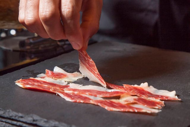 Llega a la isla cortador de jamón de bellota 100% ibérico
