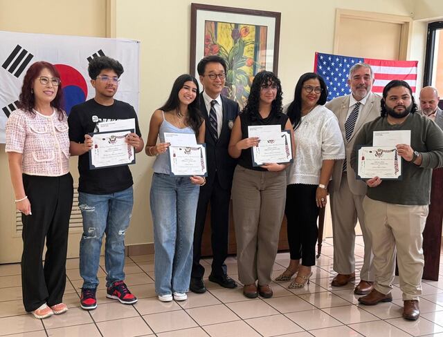 Comunidad coreana entrega becas a descendientes de militares puertorriqueños combatientes en la Guerra de Corea
