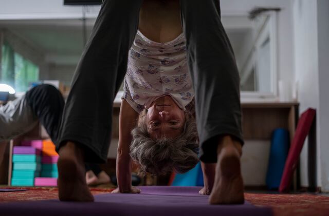 Yoga ayuda a ucranianos a lidiar con el estrés provocado por los ataques rusos