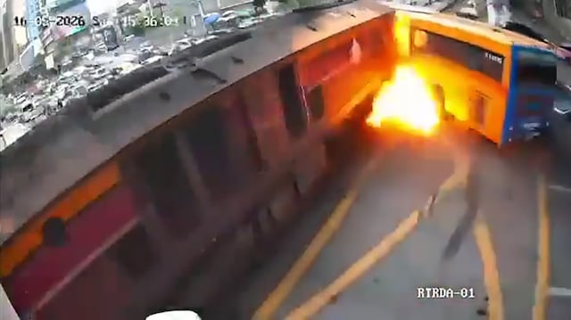 VIDEO. Momento en que un tren embiste un autobús y deja varias personas fallecidas en Bangkok