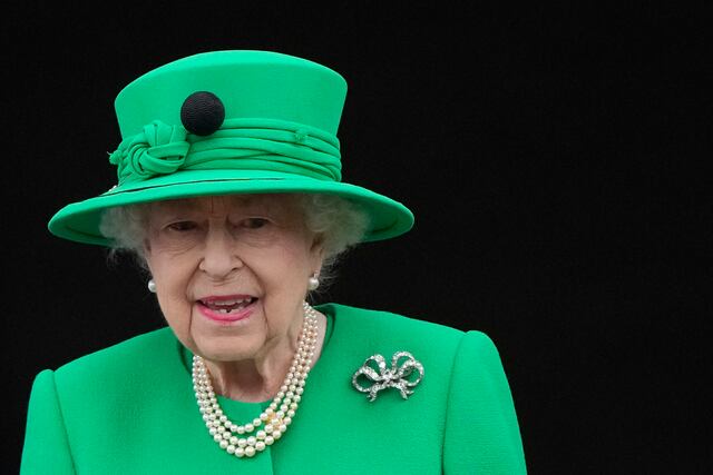 Sentencian a joven que intentó vender bastón que alegó fue utilizado por la reina Isabel II