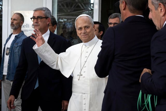 León XIV sale del Hospital para regresar al Vaticano tras recibir el alta hospitalaria