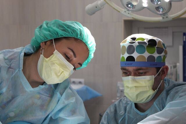 Enfermero muere de coronavirus en hospital donde visten con bolsas de basura por falta de suministros
