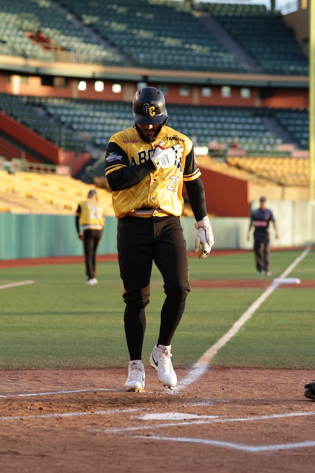 Cangrejeros dominan a los Gigantes con sólido relevo de Daryl Thompson
