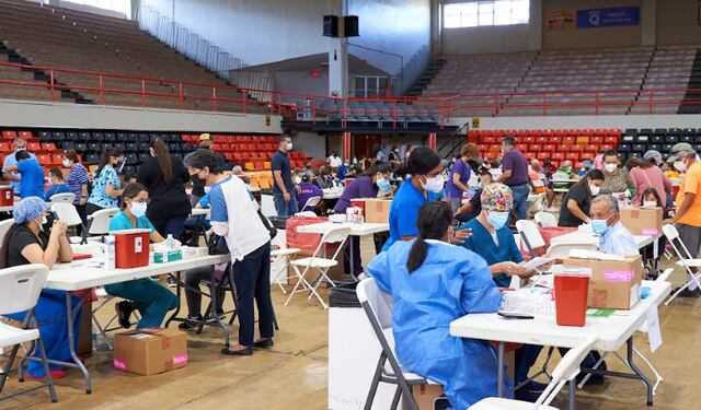 Adultos mayores y personas con síndrome de Down se vacunan contra el COVID-19 en San Germán