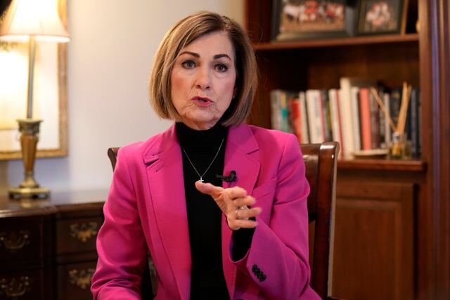 Gobernadora de Iowa respalda a DeSantis para la candidatura republicana de 2024
