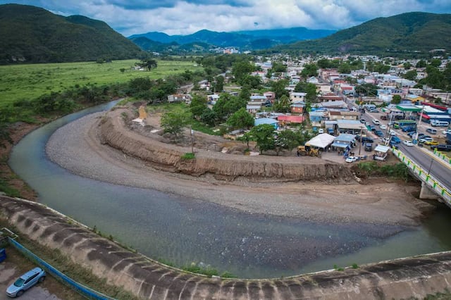 Explican a ciudadanos impacto de proyecto para mitigar inundaciones en Guayanilla