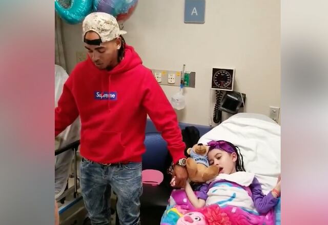 Ozuna ora por niñas pacientes de cáncer durante su visita al hospital