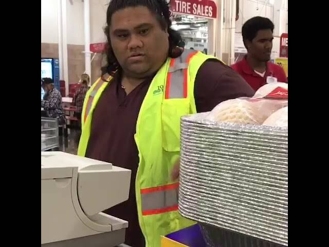 Niñas confunden a cajero con "Maui" de "Moana"