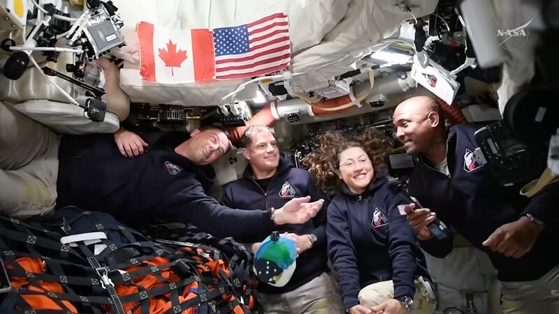 Imagen de un video proporcionado por la NASA que muestra al comandante de la tripulación de Artemis II, Reid Wiseman; el astronauta canadiense y especialista de misión Jeremy Hansen; a la especialista de misión Christina Koch, y al piloto Victor Glover. (NASA via AP)
