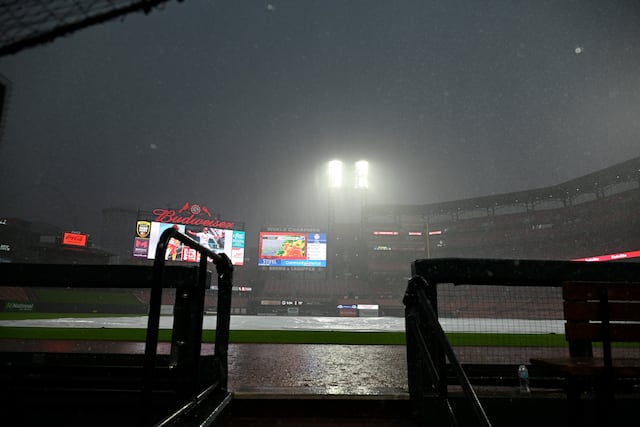 Tras interrupción de 3 horas, Medias Blancas superan a Cardenales en 10 innings