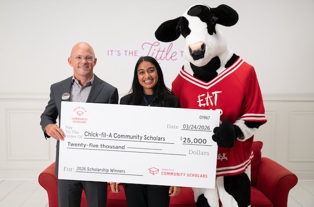 Estudiante de Guaynabo recibe beca de Chick-fil-A