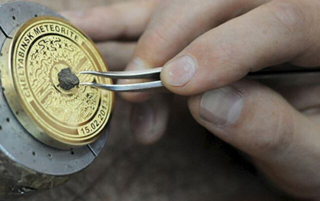 Ganadores de Sochi reciben medallas con parte de meteorito