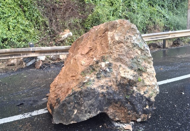Desprendimiento de roca moviliza personal de emergencias en la PR-2 en Aguadilla