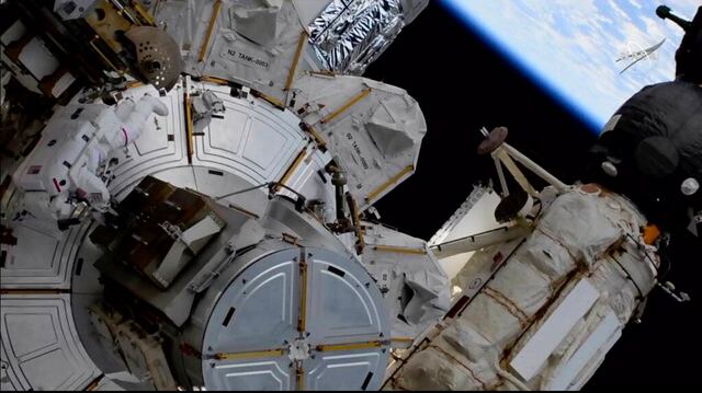 Astronautas trabajan en paneles solares en la Estación Espacial Internacional