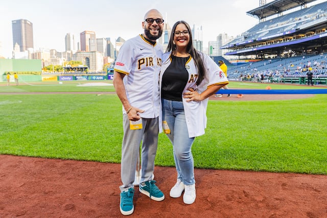 Oscarito Serrano hace historia junto a su hija Coral en el Día de Roberto Clemente en Pittsburgh