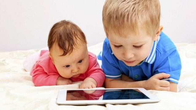 OMS: Bebés no deben ver pantallas de TV o teléfonos celulares