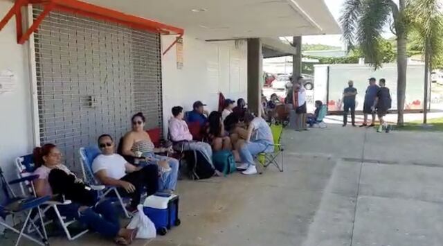 Más de 400 personas hacen fila para comprar boletos del juego entre Atléticos y Cangrejeros