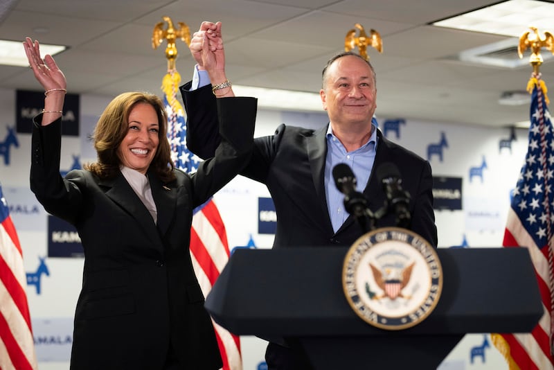 La vicepresidenta Kamala Harris, izquierda, y el segundo caballero Doug Emhoff se dirigen al personal en la sede de su campaña en Wilmington, Delaware.