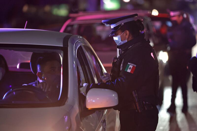 Elementos de Tránsito Municipal participaron en el operativo alcoholímetro, con el fin de prevenir accidentes.